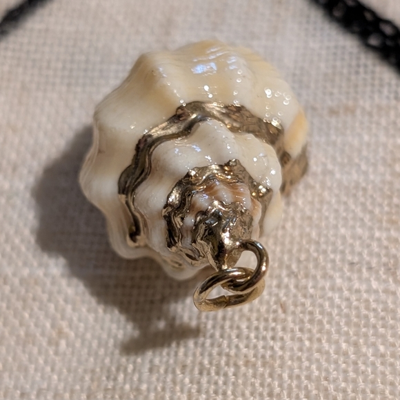 Small conch shell pendant - Picture 3 of 4